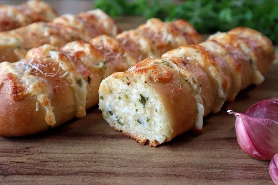 O pão de alho é um dos acompanhamentos mais populares e saborosos do churrasco brasileiro.