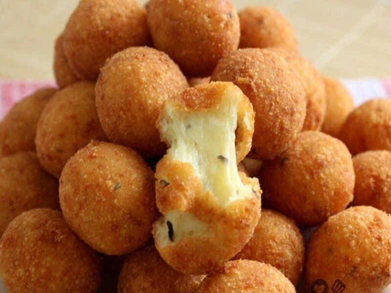Se você está procurando por uma receita simples, deliciosa e rápida, a bolinha de queijo com 3 ingredientes é a escolha perfeita.