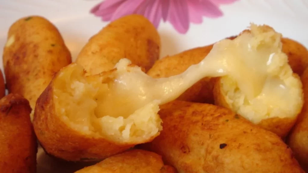 Bolinho de mandioca com queijo