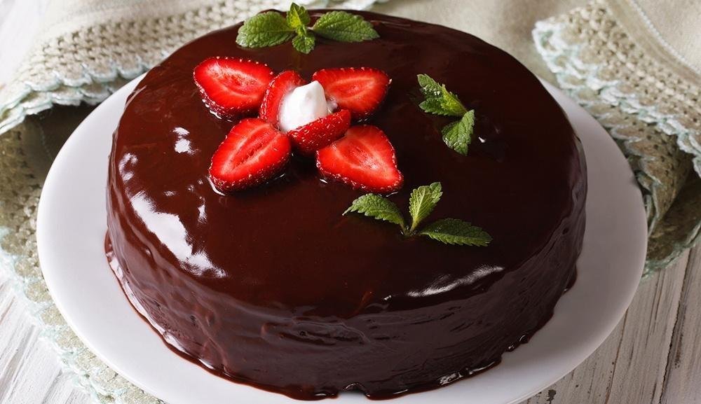 Bolo chocolate com morango
