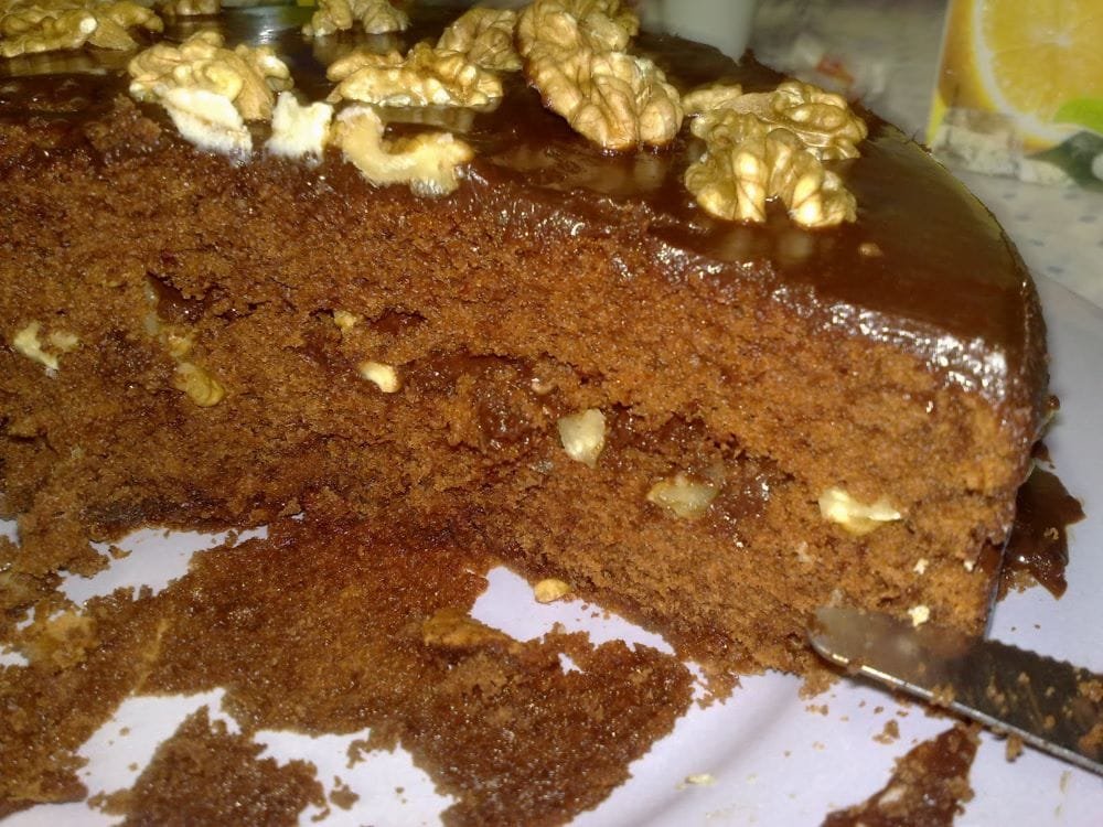 Bolo de chocolate com nozes