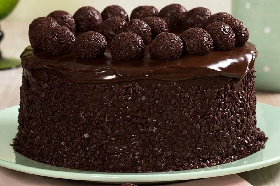 Bolo de chocolate com recheio de brigadeiro