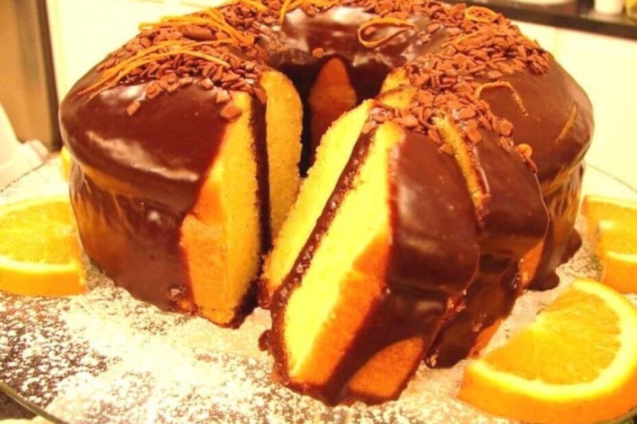 Bolo de laranja com cobertura de chocolate