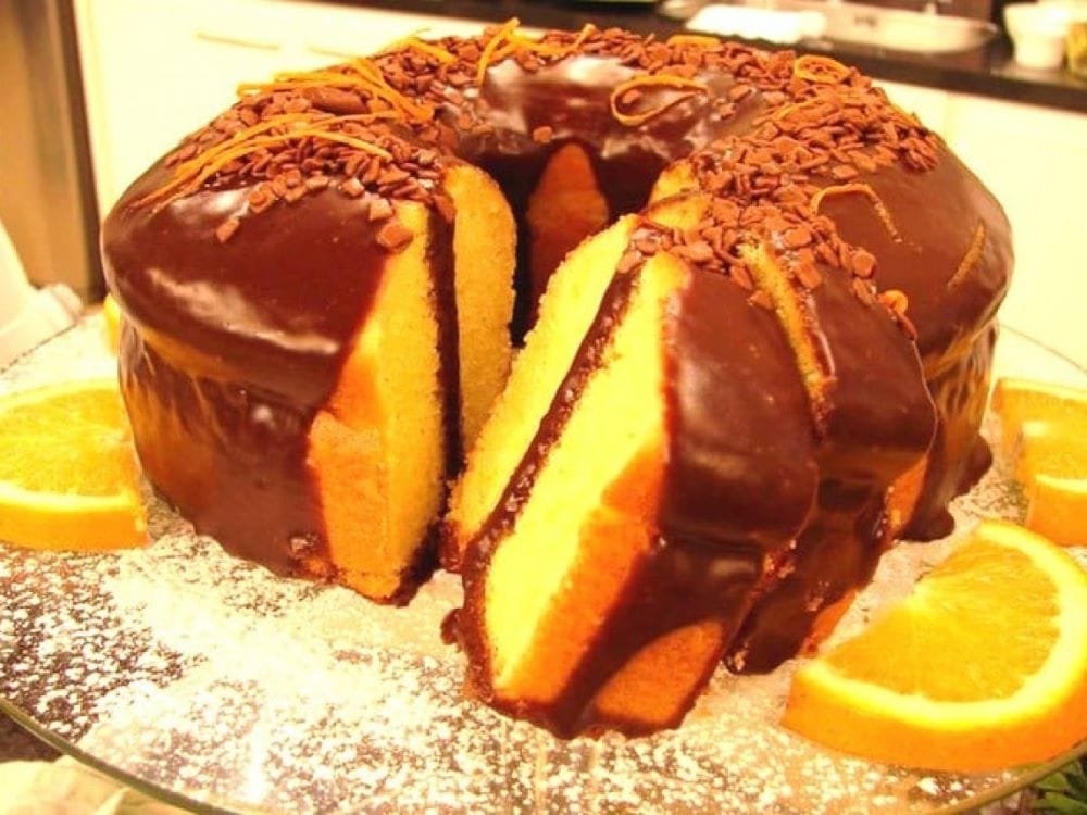Bolo de laranja com cobertura de chocolate