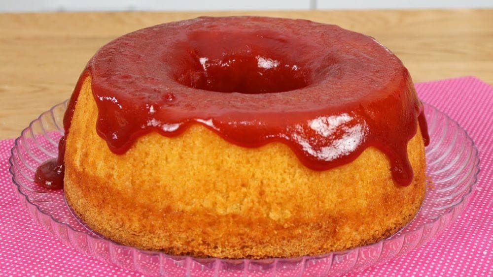 Bolo de queijo com calda de goiabada