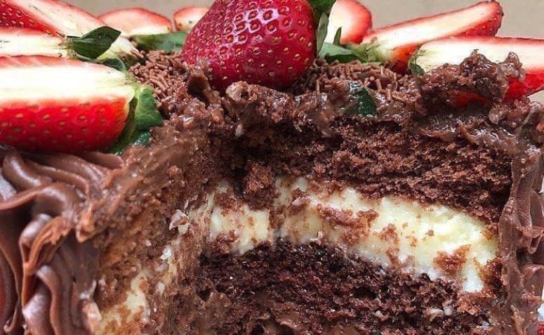 Bolo de chocolate trufado com morango