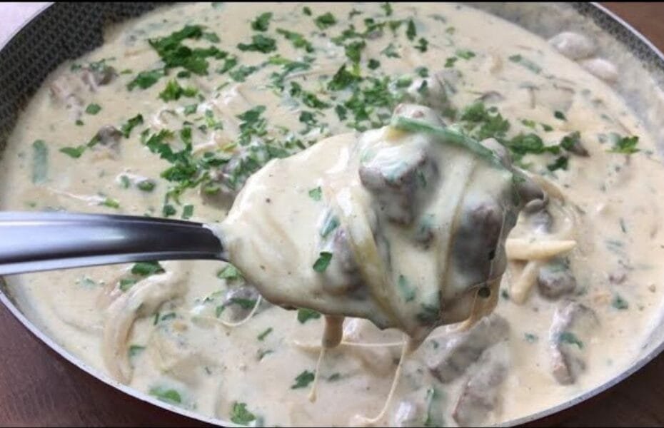 As Tirinhas de Carne com Creme de Batatas são uma combinação perfeita para quem busca uma refeição saborosa, nutritiva e reconfortante.