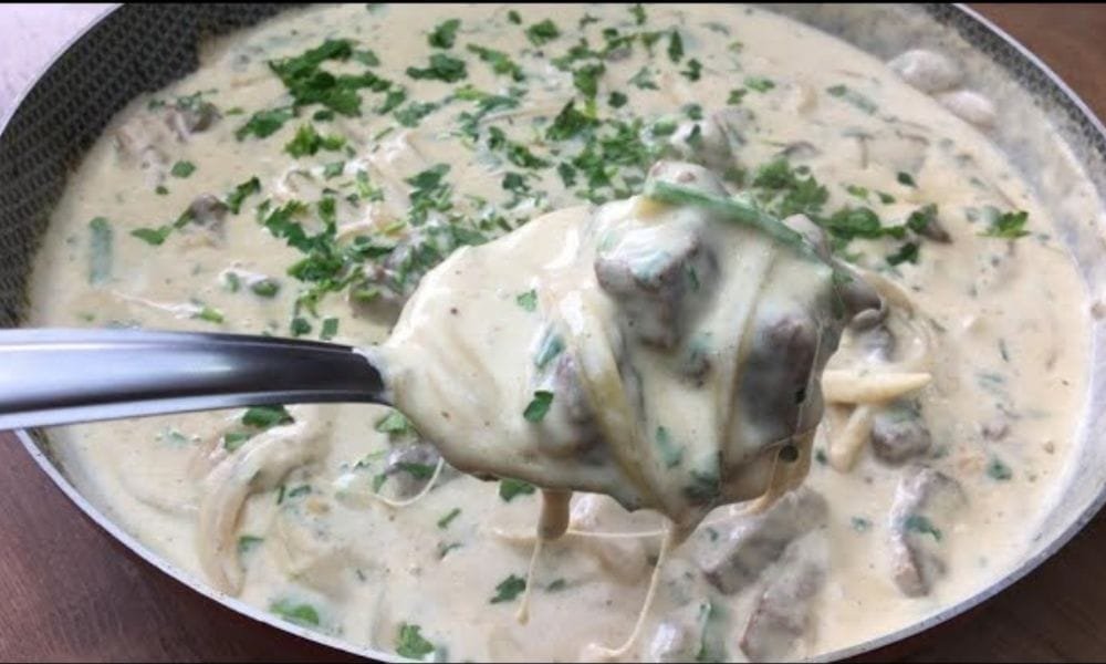 As Tirinhas de Carne com Creme de Batatas são uma combinação perfeita para quem busca uma refeição saborosa, nutritiva e reconfortante.
