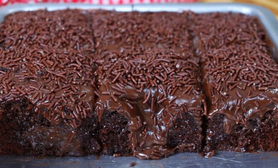 O bolo de chocolate rápido e molhadinho é uma das delícias mais apreciadas nas cozinhas brasileiras. Além de ser uma opção irresistível