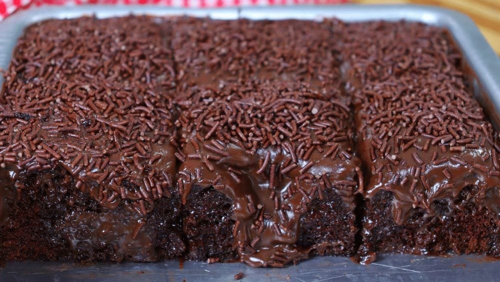 O bolo de chocolate rápido e molhadinho é uma das delícias mais apreciadas nas cozinhas brasileiras. Além de ser uma opção irresistível