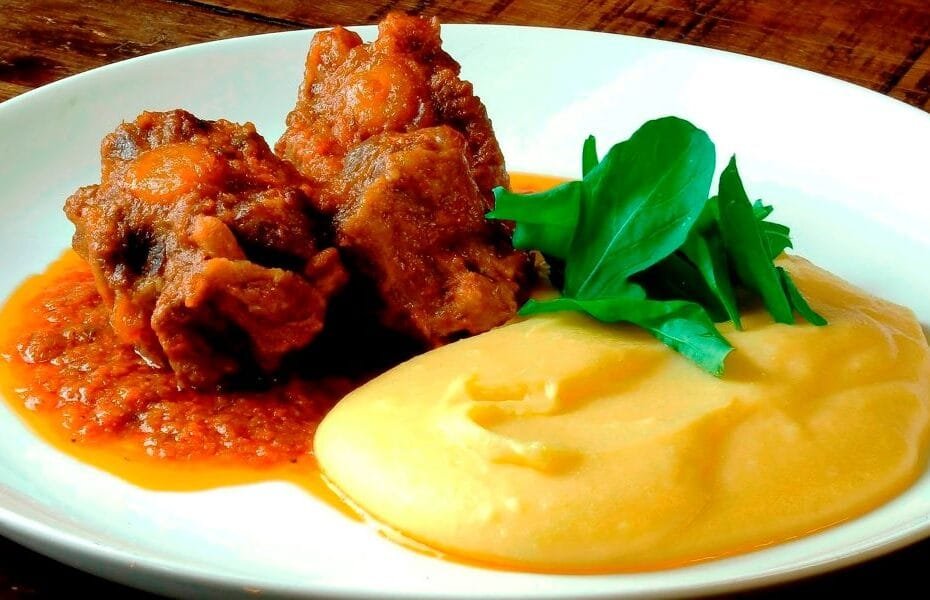 Rabada ao Molho de Vinho com Polenta