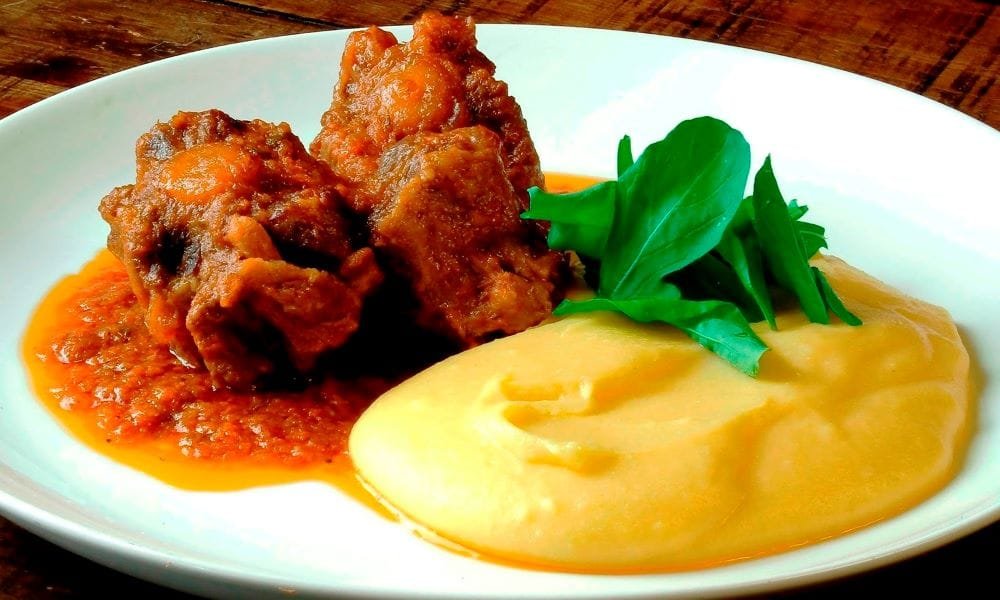 Rabada ao Molho de Vinho com Polenta