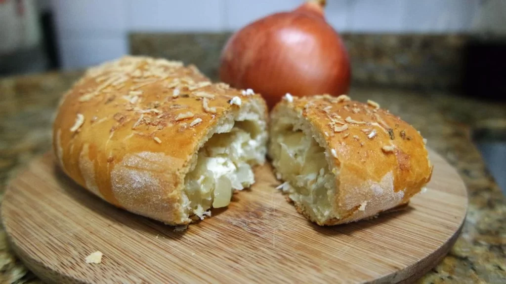 Pão de cebola recheado com queijo