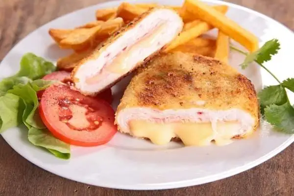 Filé de frango empanado e recheado