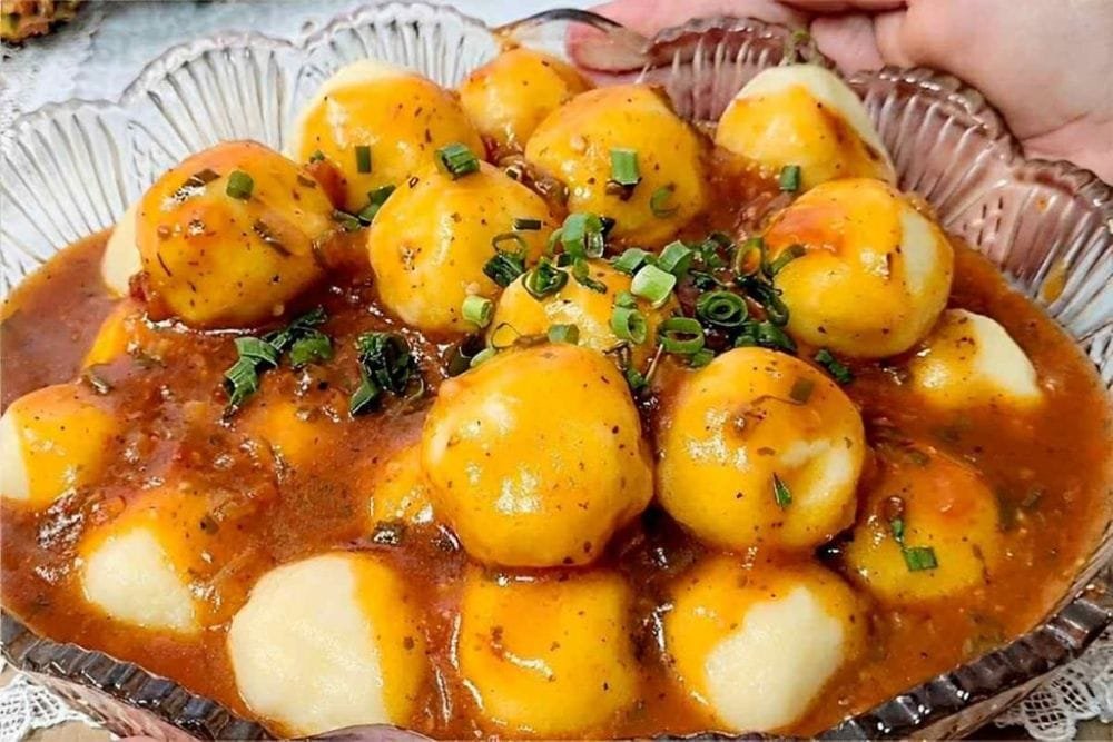 Nhoque Recheado com Muçarela e Molho de Carne