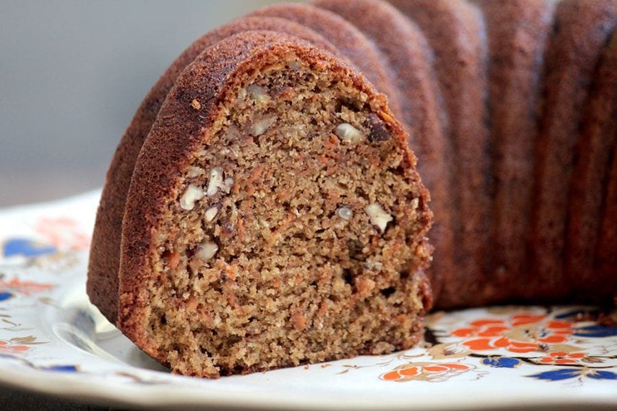 Bolo integral de cenoura com nozes e coco