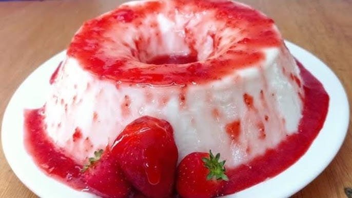 Flan de iogurte com calda de morango