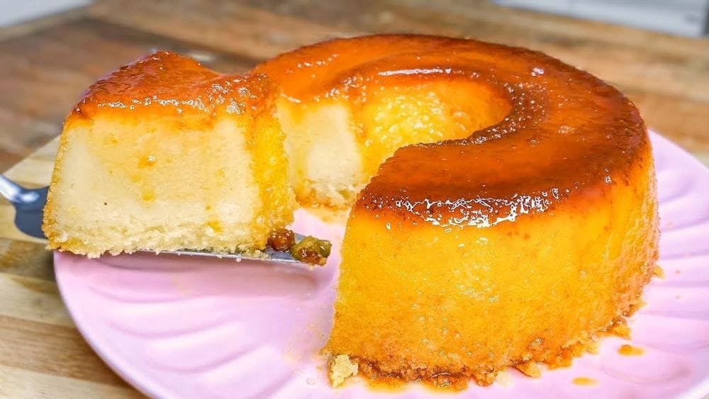 Bolo cremoso de coco com calda de caramelo