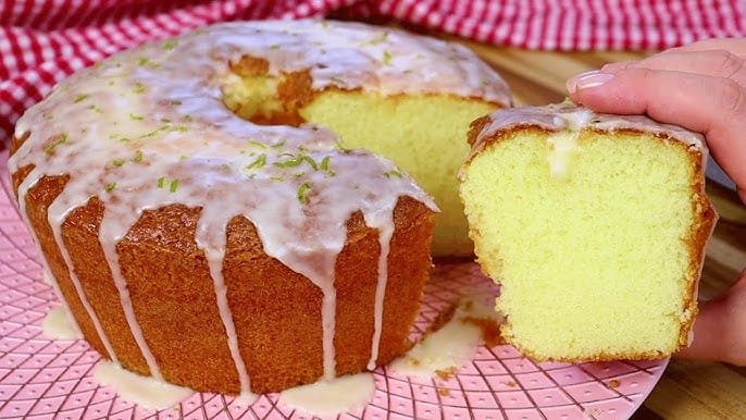 Bolo Fofo com Iogurte e Calda de Limão