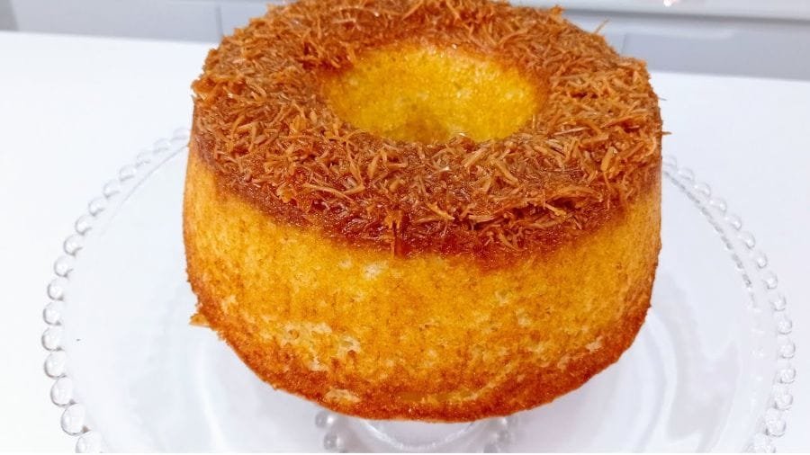 Bolo de Coco com Calda Caramelizada