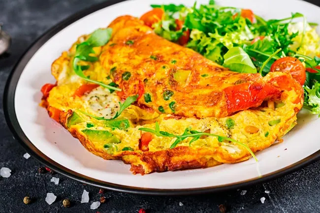 Omelete com carne e vegetais