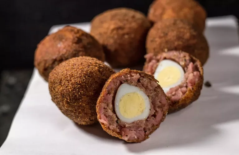 Bolinho de carne com ovo cozido