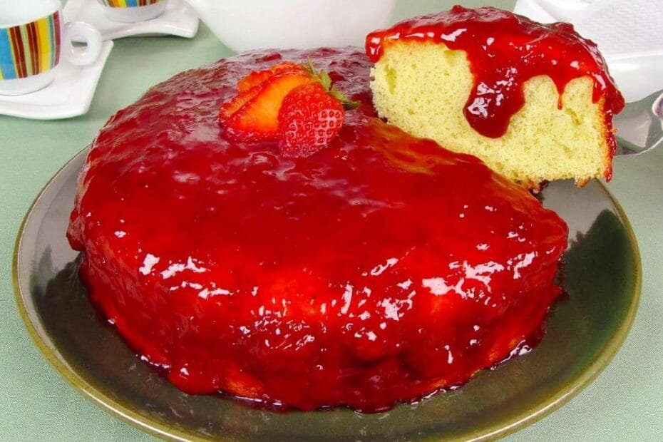 Bolo de Iogurte com Geleia de Morango
