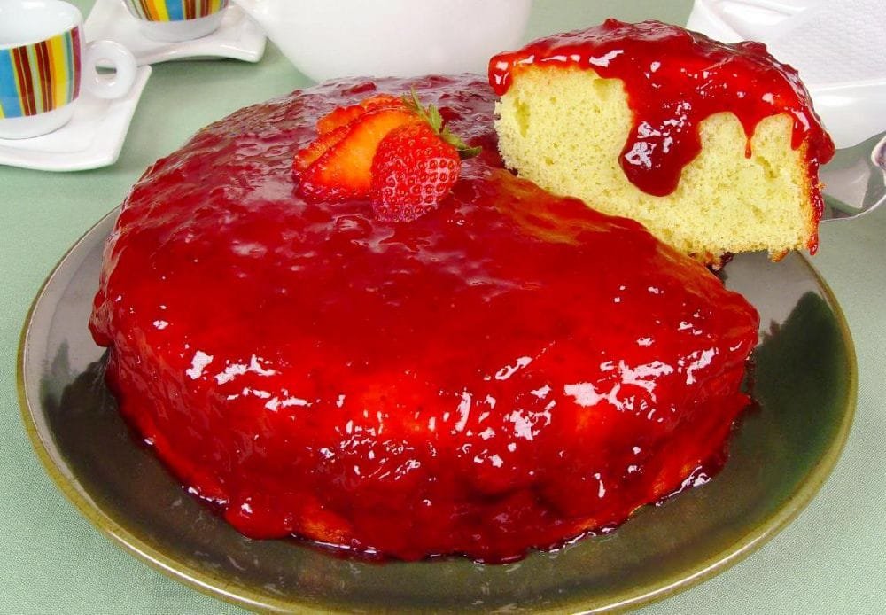 Bolo de Iogurte com Geleia de Morango