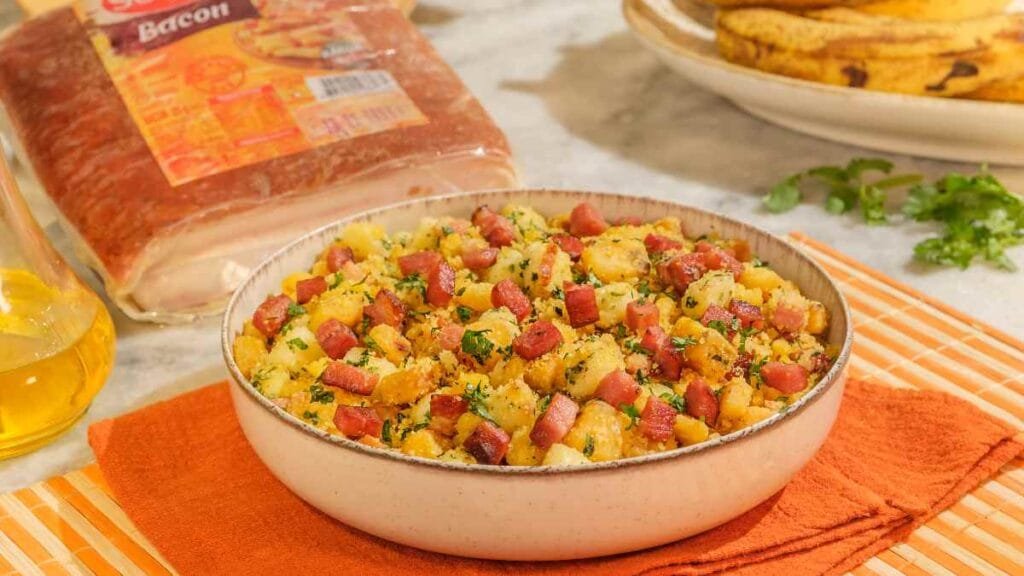 Farofa de Cuscuz com Banana, Calabresa e Queijo Coalho
