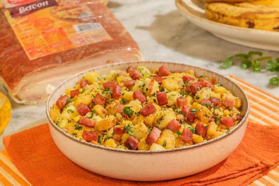 Farofa de Cuscuz com Banana, Calabresa e Queijo Coalho