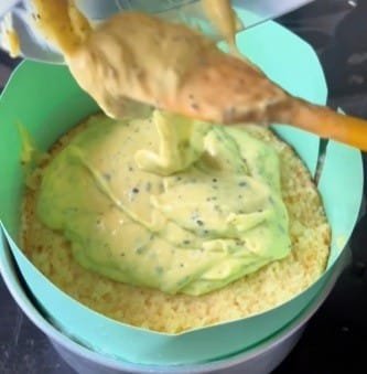 Montagem do bolo com o mousse