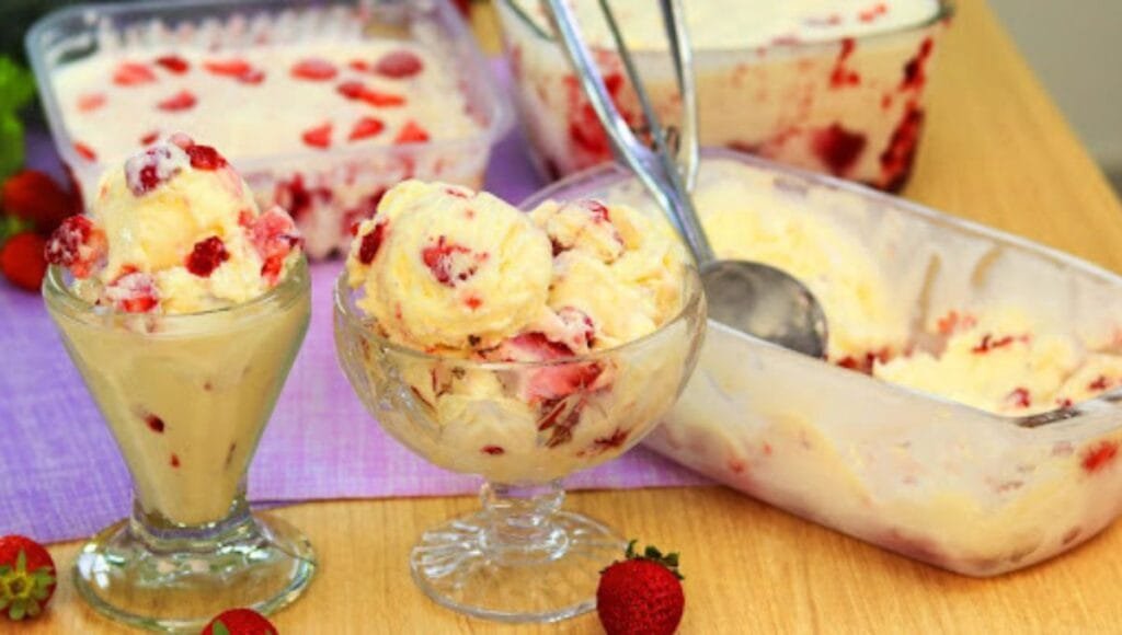 SORVETE DE NINHO COM FRUTAS VERMELHAS