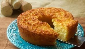 Bolo de mandioca com abacaxi caramelizado