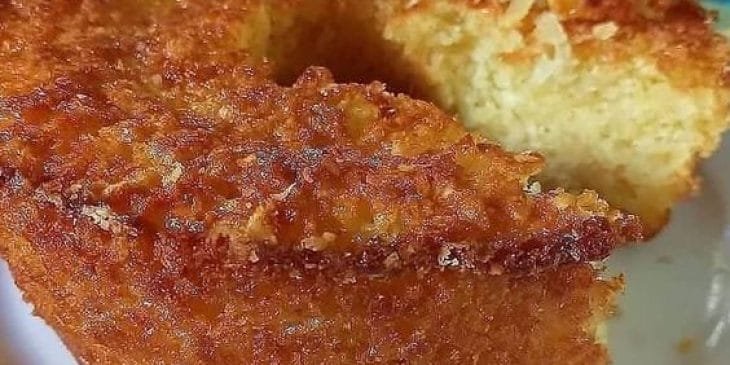 Bolo de mandioca com abacaxi caramelizado