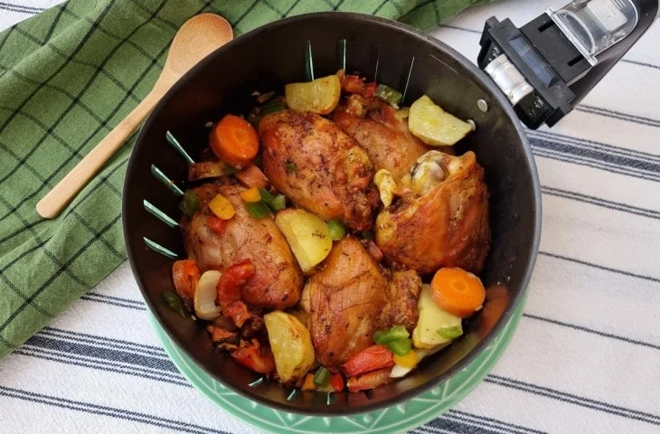 Frango com legumes na air fryer
